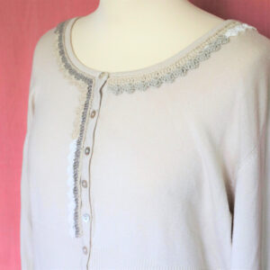 Strik-cardigan med hæklet blonde