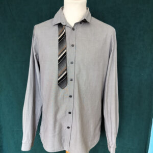 Skjorte med påsyet slips eller lomme